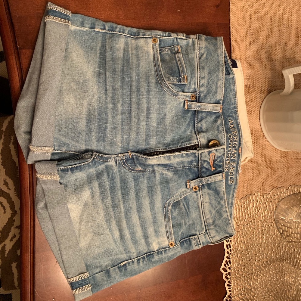 American eagle cutest stretch jean shorts! Size 6 - Picture 4 of 4